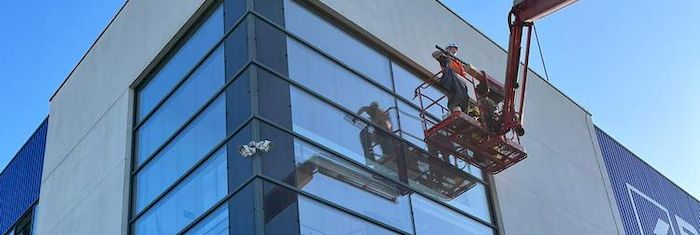 Quel film adhésif choisir pour protéger les vitres d'un bâtiment ?