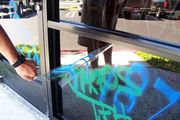 Film anti Graffiti et anti tag pour fenêtre vitre et vitrage