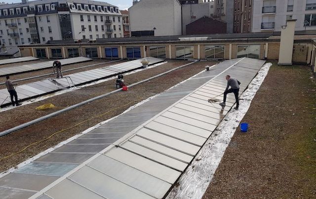 Application d'une laque solaire sur des toitures en verre